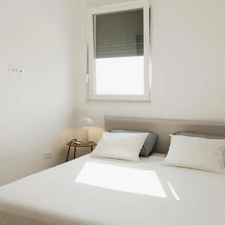 Minimalist Haven With Balcony And Garage Parking Place Appartamento *