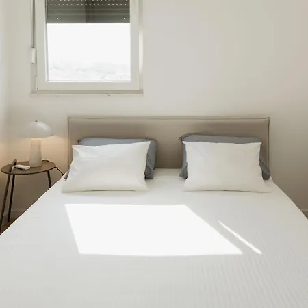 Minimalist Haven With Balcony And Garage Parking Place Appartement