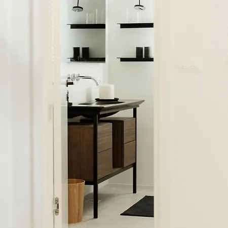 Minimalist Haven With Balcony And Garage Parking Place Appartamento