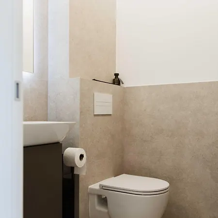 Minimalist Haven With Balcony And Garage Parking Place Appartamento Spalato