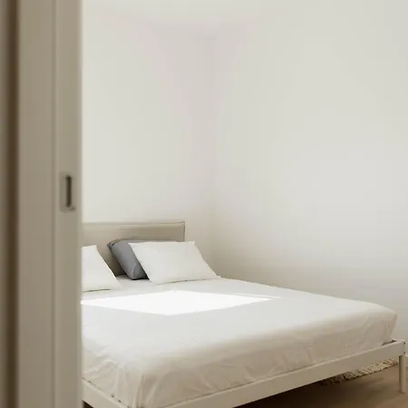 Minimalist Haven With Balcony And Garage Parking Place Appartement *
