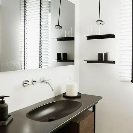 Appartamento Minimalist Haven With Balcony And Garage Parking Place