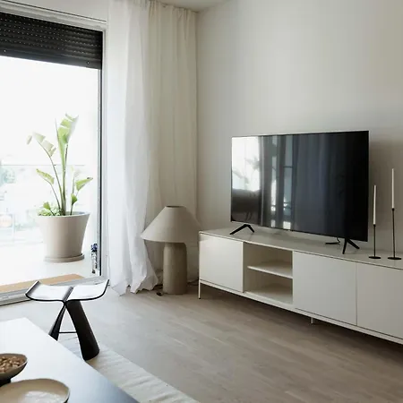 Minimalist Haven With Balcony And Garage Parking Place Appartamento