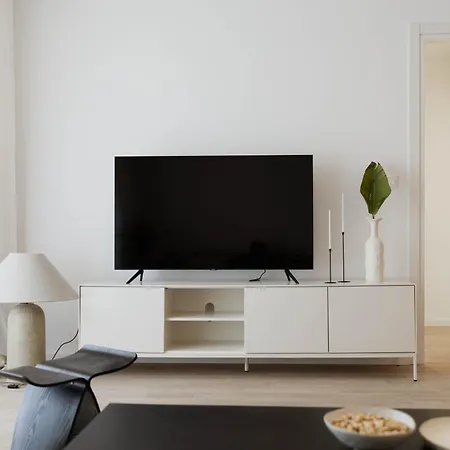 Appartamento Minimalist Haven With Balcony And Garage Parking Place