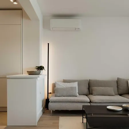 Minimalist Haven With Balcony And Garage Parking Place Appartamento